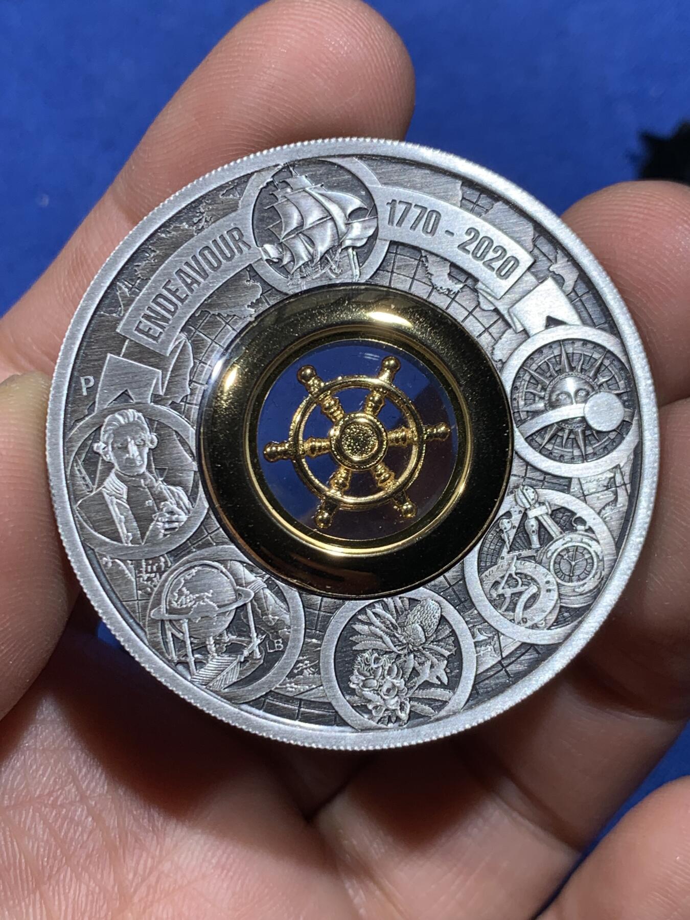 《竞宝斋》第478场 周日，周一 2场连拍 （全场包邮）欢迎送拍 澳大利亚2020年2元仿古镶船舵银币 中间船舵可自由转动 探险之旅-奋进号（发现澳大利亚,美国也已它命名的宇宙飞船） 2盎司999银 发行量1770枚 盒证全