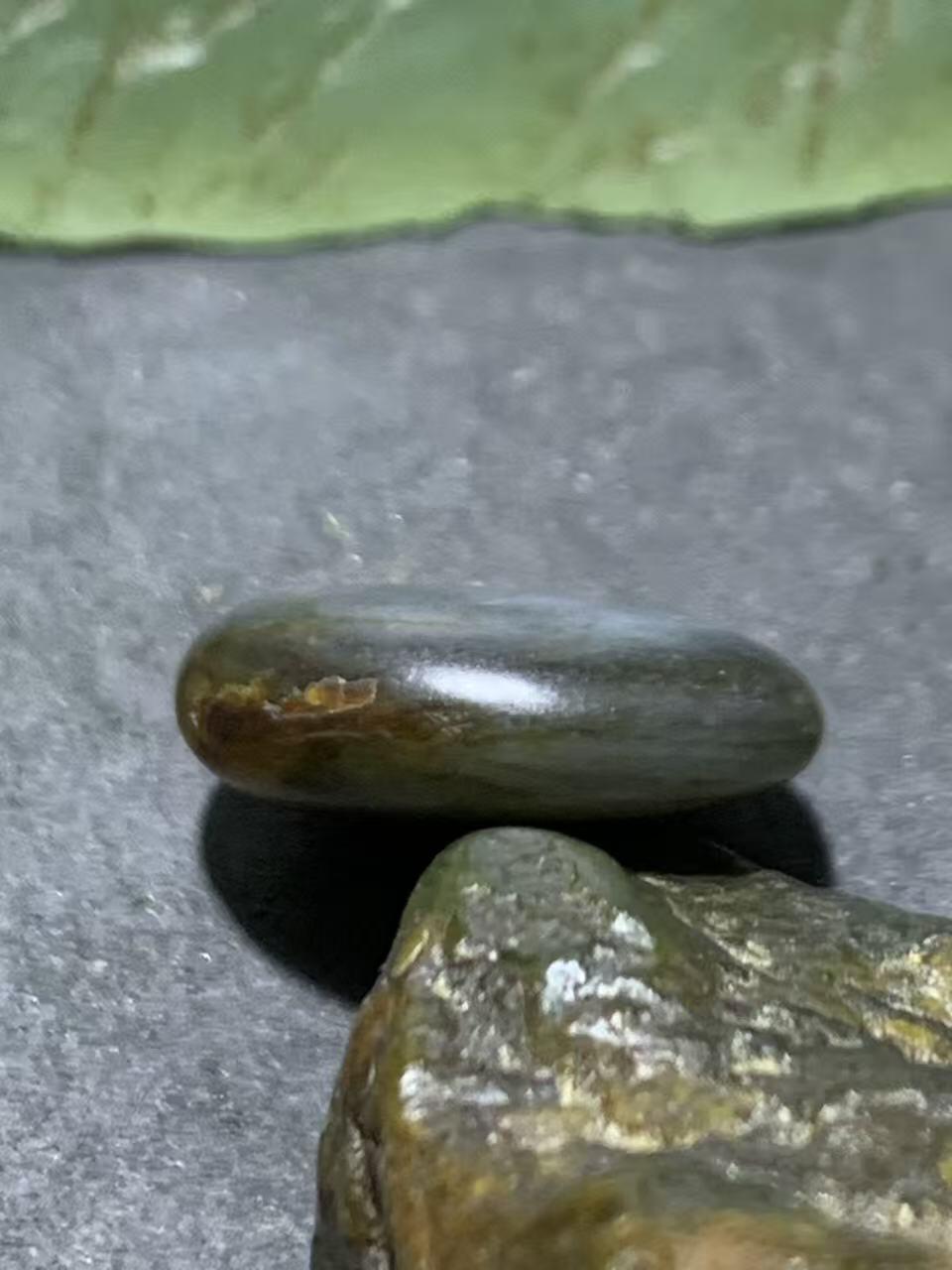 精美和田玉青花小独籽原石一颗，