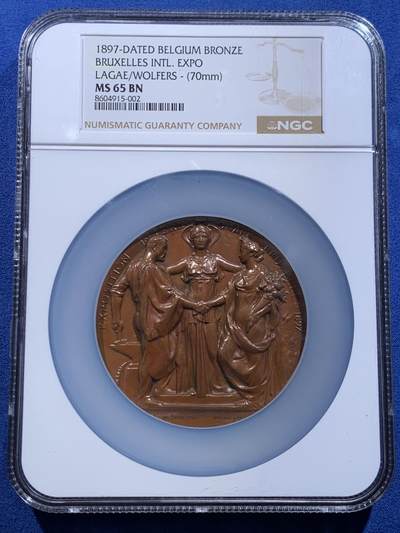 《竞宝斋》第478场 周日，周一 2场连拍 （全场包邮）欢迎送拍 - NGC MS65BN 高分 1897年布鲁塞尔国际博览会纪念大铜章，加大加厚盒。由比利时著名雕刻师Julius Lagae设计，Wolters造币厂铸造，是19世纪万国博览会题材章牌的经典藏品，正面中心图案为布鲁塞尔女性形象，左右分别代表工业、农业，三人握手寓意产业与城市的融合，背面图案为王室纹章，两侧为狮子护佑纹章，下边铭文译为”团结就是力量“国家箴言。