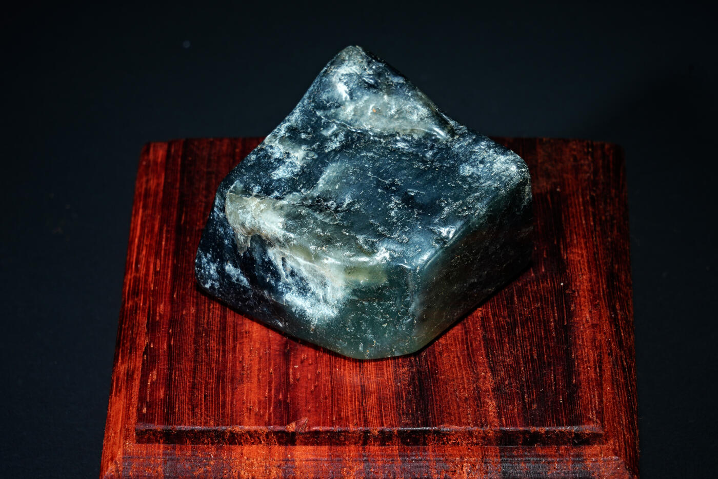 上海都达杂项专场六十八【全场包邮】 和田玉原石随型摆件连座