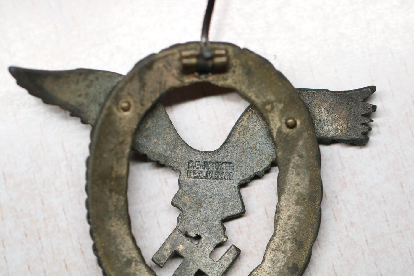 大猫徽章拍卖 第291期 珍爱和平 德三空军飞行员 / 观察员徽章 容克厂（C.E. Junker 厂标版）品相还可以 BERLIN 68是该厂商的官方 LDO 编号 这个类型里面非常好的早期双鹰版本