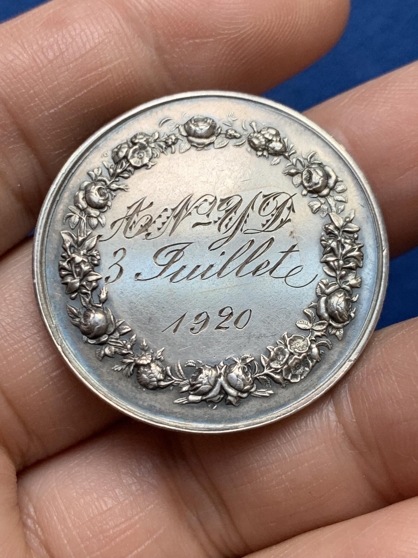 《竞宝斋》第478场 周日，周一 2场连拍 （全场包邮）欢迎送拍 法国1920年结婚纪念银章 33.5mm 16克 丰饶角银标 好品相