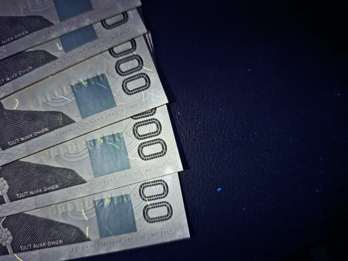 叁拾收藏第35期 印度尼西亚1998年1万卢比标十连号（尾号81-90，龙目岛林贾尼火山）UNC（有潮斑）