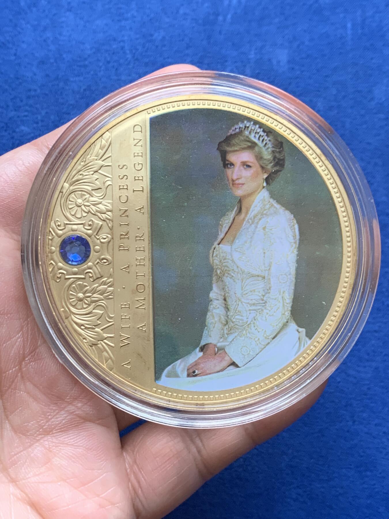 《竞宝斋》第478场 周日，周一 2场连拍 （全场包邮）欢迎送拍 英国戴安娜王妃纪念章 铜质镀24k金，带彩色及施华洛世奇水晶。 118.4克，69.2mm，发行量限定：9999枚