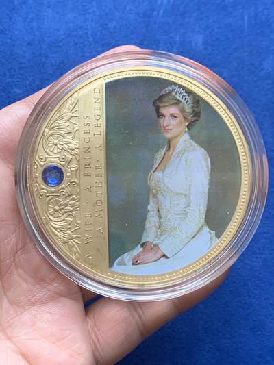 《竞宝斋》第478场 周日，周一 2场连拍 （全场包邮）欢迎送拍 - 英国戴安娜王妃纪念章 铜质镀24k金，带彩色及施华洛世奇水晶。 118.4克，69.2mm，发行量限定：9999枚