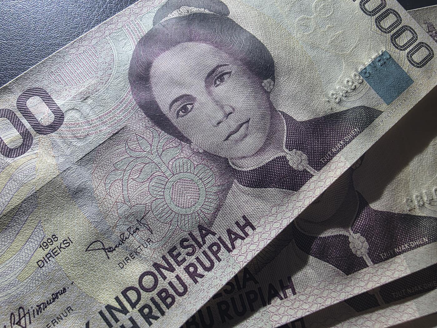 叁拾收藏第35期 印度尼西亚1998年1万卢比标十连号（尾号81-90，龙目岛林贾尼火山）UNC（有潮斑）