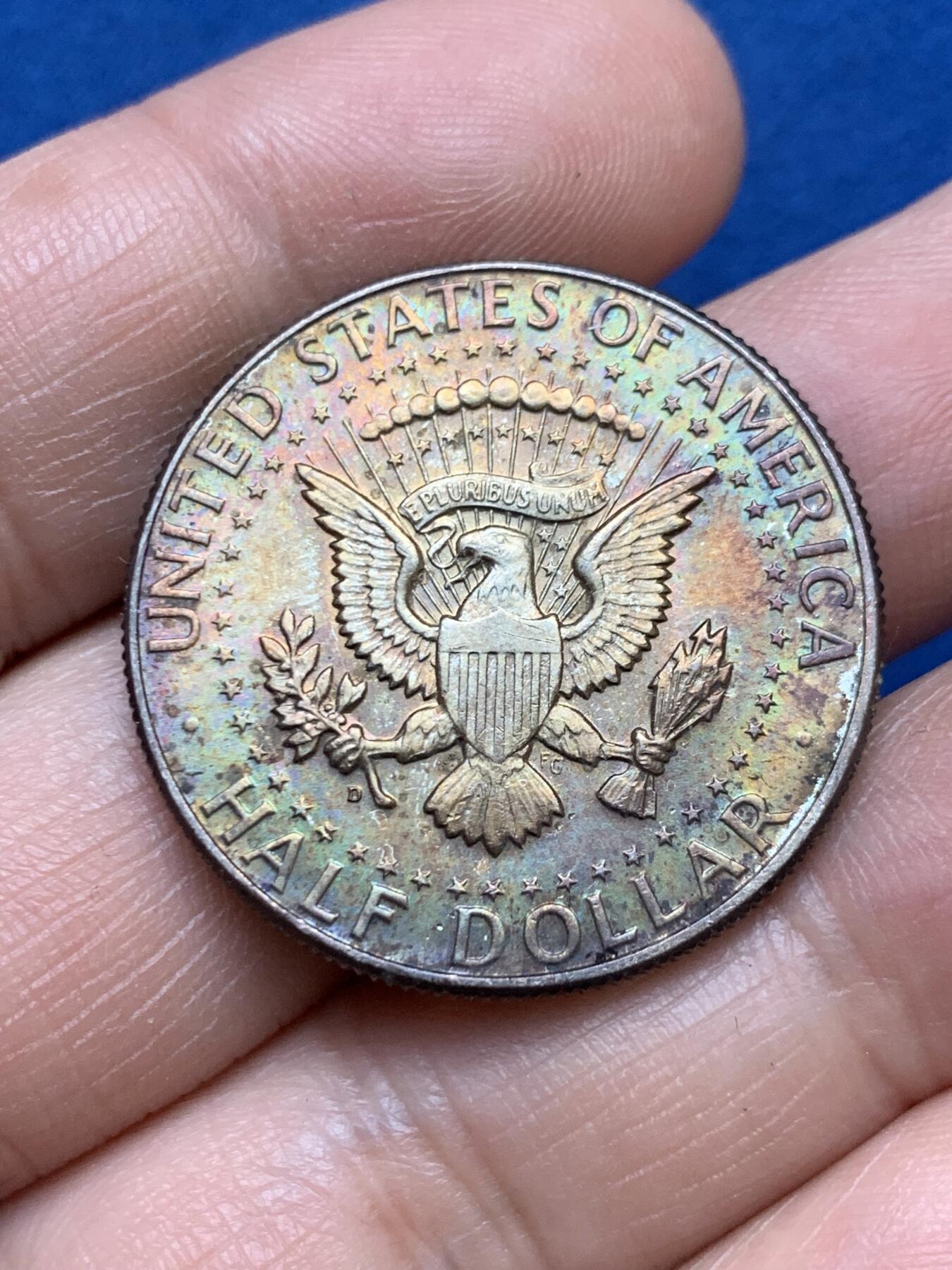 《竞宝斋》第478场 周日，周一 2场连拍 （全场包邮）欢迎送拍 美国 1964年 肯尼迪半美元银币 高银版 早年偶得的丝绒盒双面炫彩 两面包浆彩非常漂亮 色彩绚丽 不可多得 可评级博分