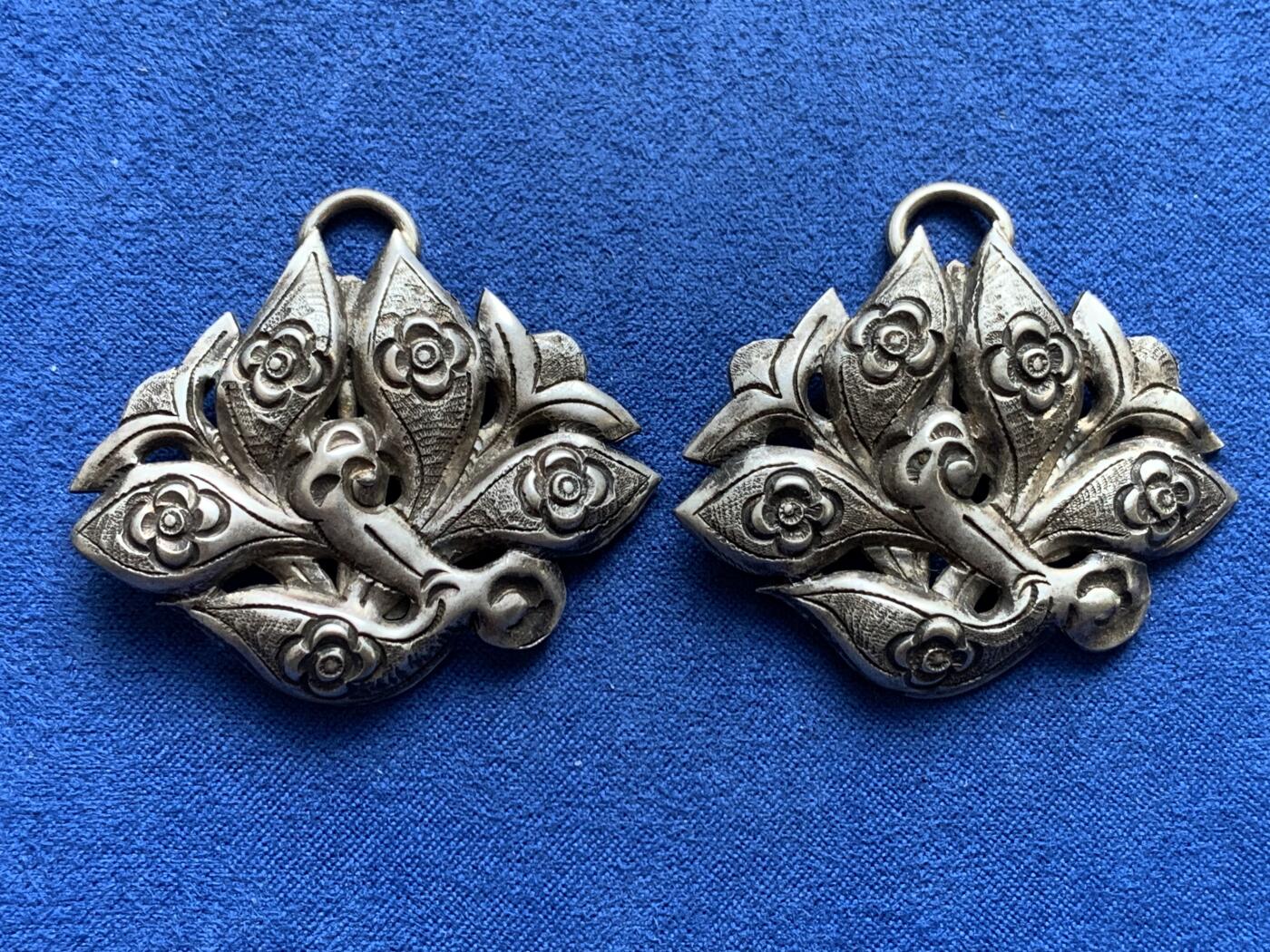 《竞宝斋》第478场 周日，周一 2场连拍 （全场包邮）欢迎送拍 两个一组 银质饰品 总重12.6克 最长处约46mm 细节见图