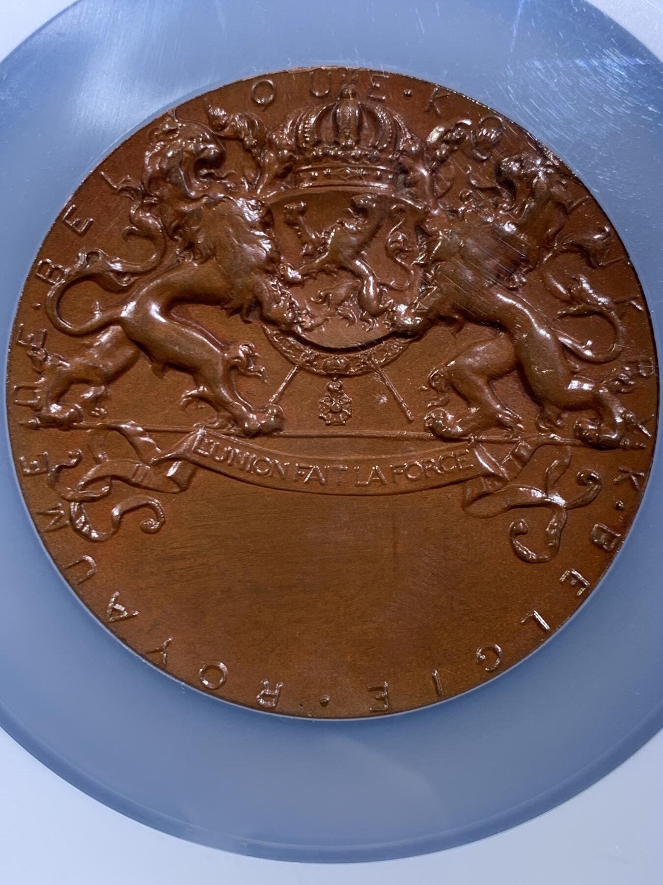 《竞宝斋》第478场 周日，周一 2场连拍 （全场包邮）欢迎送拍 NGC MS65BN 高分 1897年布鲁塞尔国际博览会纪念大铜章，加大加厚盒。由比利时著名雕刻师Julius Lagae设计，Wolters造币厂铸造，是19世纪万国博览会题材章牌的经典藏品，正面中心图案为布鲁塞尔女性形象，左右分别代表工业、农业，三人握手寓意产业与城市的融合，背面图案为王室纹章，两侧为狮子护佑纹章，下边铭文译为”团结就是力量“国家箴言。