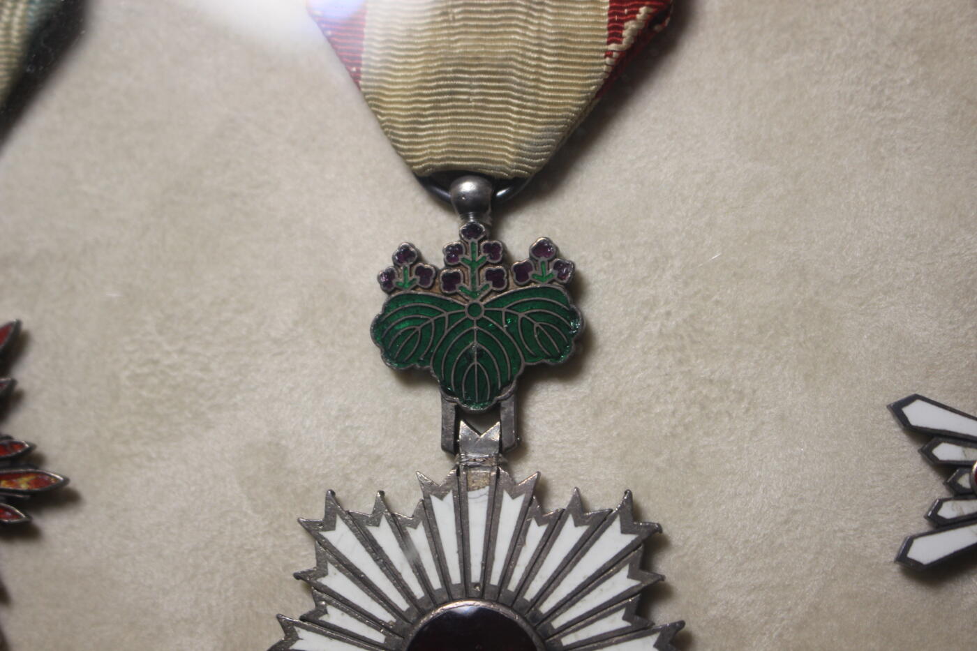 明治五等金鵄、六等旭日、四等瑞宝套装，章体和略章装裱在玻璃木相框中，套装整体非常厚重，章体日常佩戴品相，珐琅轻微缺损，原盒保存完好