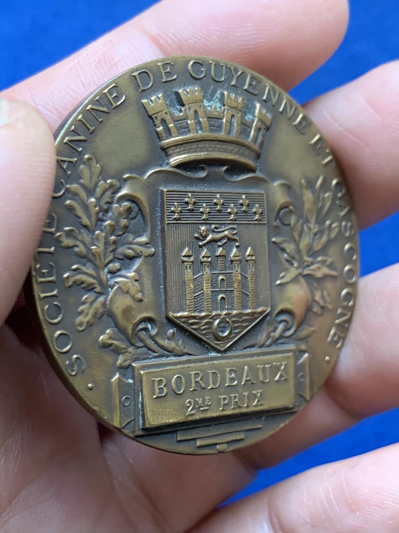 《竞宝斋》第478场 周日，周一 2场连拍 （全场包邮）欢迎送拍 法国波尔多犬类博览会纪念铜章 42.8克 45.1mm 三角铜标