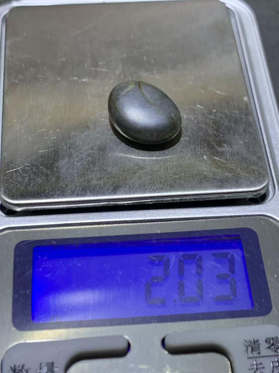 精美和田玉青花小独籽原石一颗，