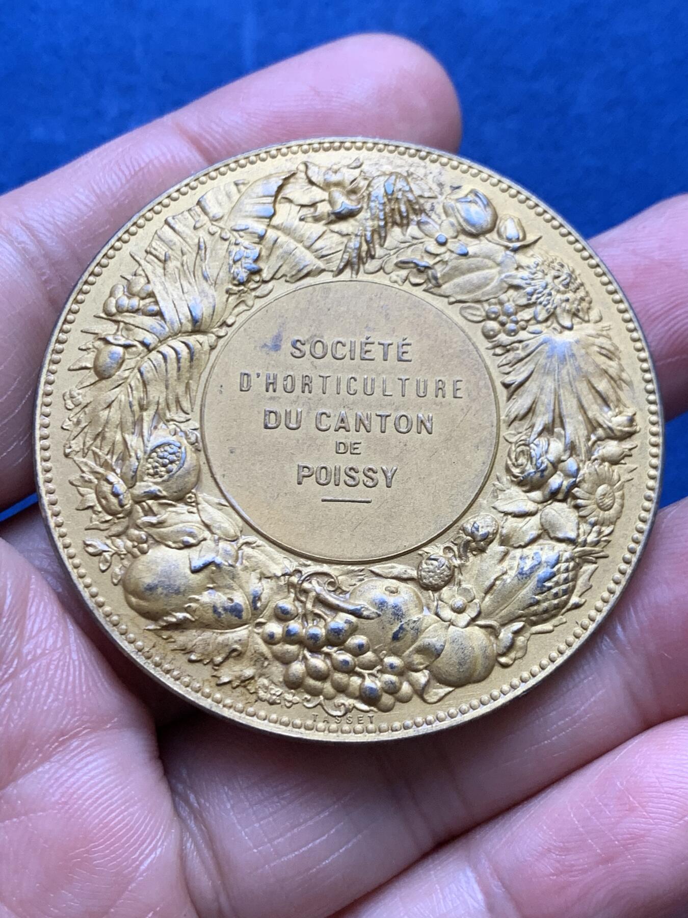 《竞宝斋》第478场 周日，周一 2场连拍 （全场包邮）欢迎送拍 名家名作 法国三天使园艺协会镀金大银章 64.9克 50mm 带盒 丰饶角银标