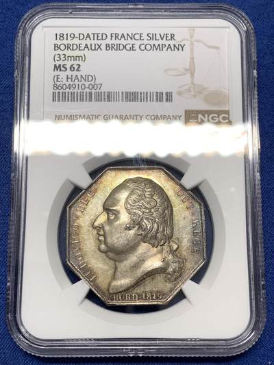 《竞宝斋》第478场 周日，周一 2场连拍 （全场包邮）欢迎送拍 - NGC MS62 法国1819年波尔多桥梁公司银质八角代币，稀少品种。正面：法国路易十八侧身像，背面商业之神赫尔墨斯与大力神赫拉克勒斯，裸身好基友一对。直径：33mm，重：18g，手指边铭。