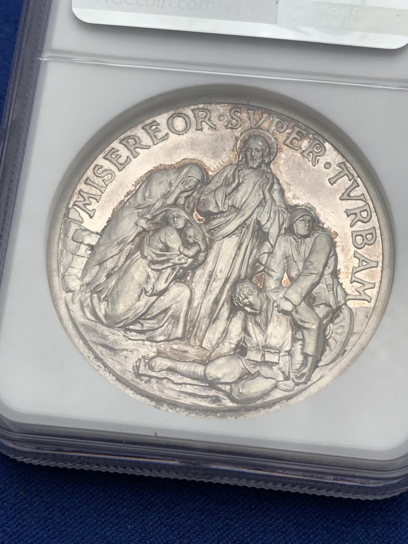 《竞宝斋》第478场 周日，周一 2场连拍 （全场包邮）欢迎送拍 NGC MS64 梵蒂冈1942年庇护十二世大银章，加厚盒。该章是二战时期梵蒂冈重要的和平主义主题银章，是和平呼吁的实物载体，梵蒂冈章牌经典编号Rinaldi-135.由意大利著名章牌雕刻师Alessandro Mistruzzi设计制造。主图案基督向战乱中的民众施以怜悯的场景，铭文“我为民众怜悯”出自《圣经.马可福音》，极具价值及历史意义。加厚盒装