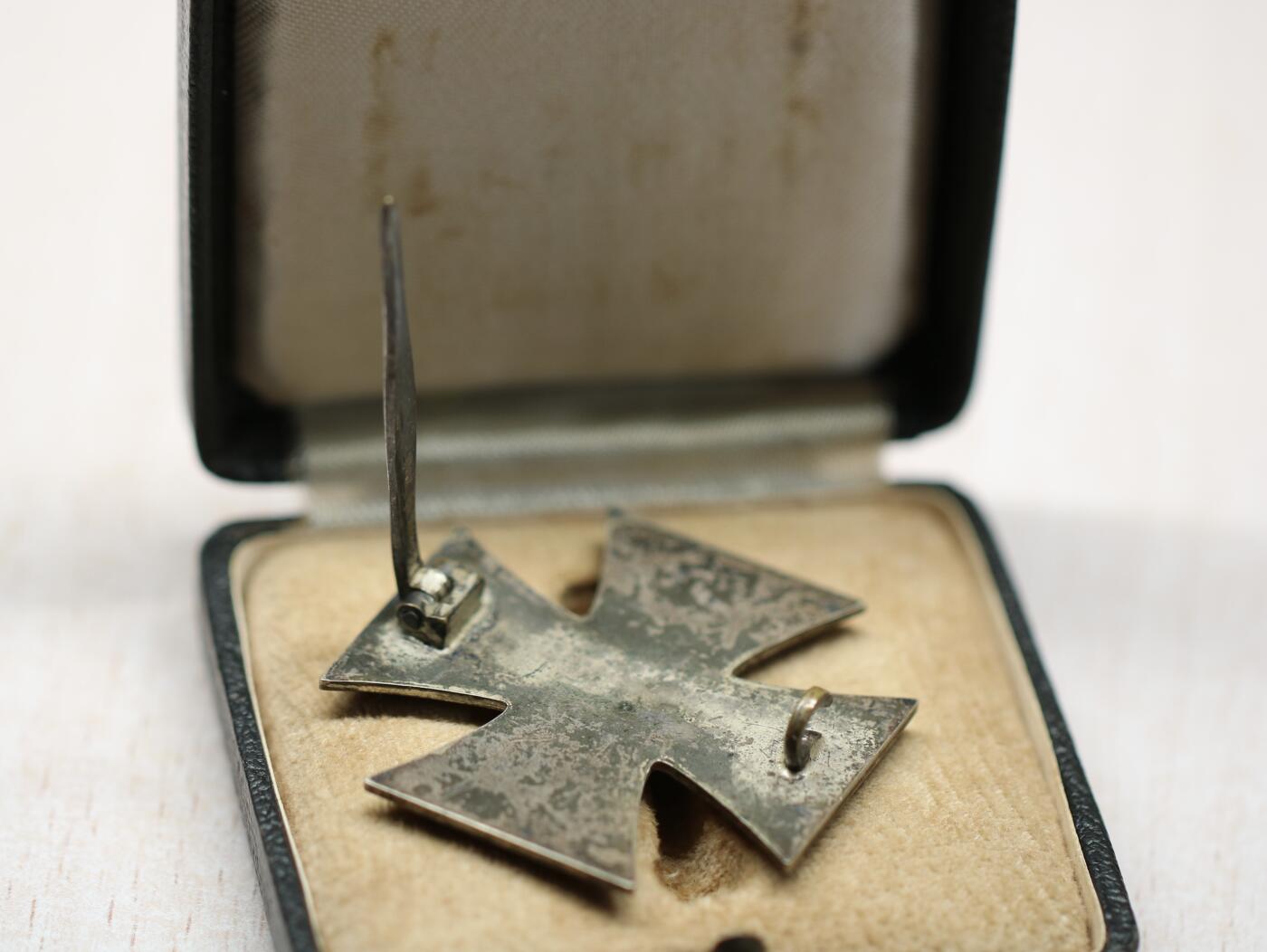 大猫徽章拍卖 第291期 珍爱和平 德三39一级铁十字 带原盒 漆面后补 部分脱落 别针无损坏厂标 6 号厂 Fritz Zimmermann