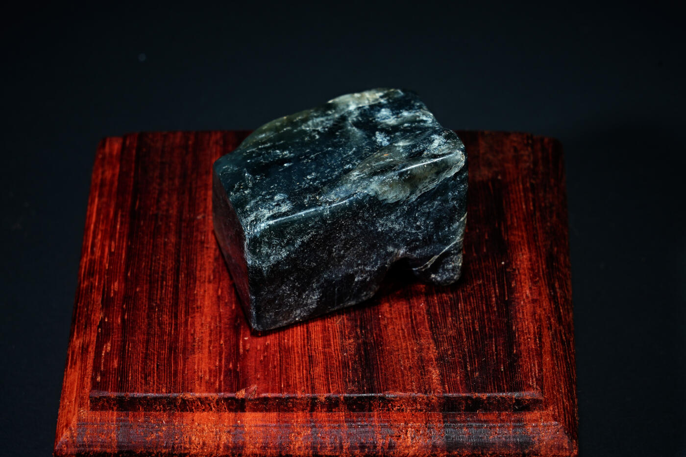 上海都达杂项专场六十八【全场包邮】 和田玉原石随型摆件连座