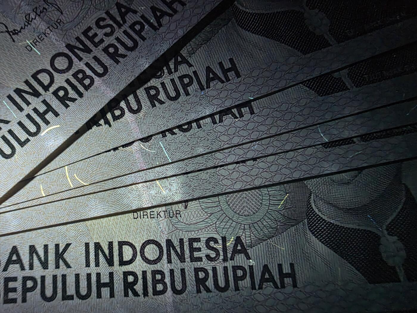 叁拾收藏第35期 印度尼西亚1998年1万卢比标十连号（尾号81-90，龙目岛林贾尼火山）UNC（有潮斑）