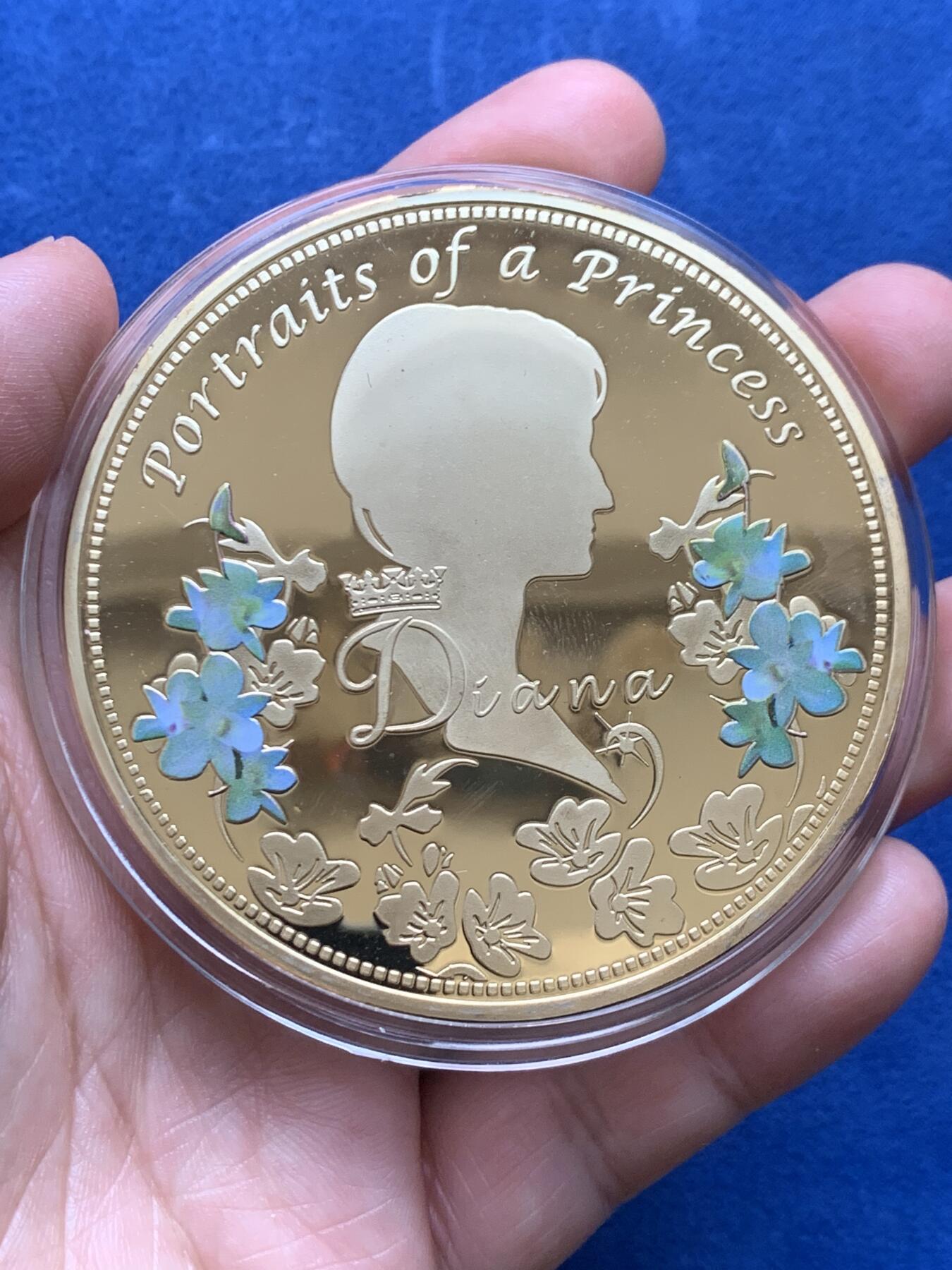 《竞宝斋》第478场 周日，周一 2场连拍 （全场包邮）欢迎送拍 英国戴安娜王妃纪念章 铜质镀24k金，带彩色及施华洛世奇水晶。 118.4克，69.2mm，发行量限定：9999枚