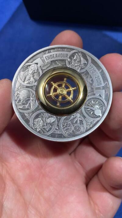 《竞宝斋》第478场 周日，周一 2场连拍 （全场包邮）欢迎送拍 澳大利亚2020年2元仿古镶船舵银币 中间船舵可自由转动 探险之旅-奋进号（发现澳大利亚,美国也已它命名的宇宙飞船） 2盎司999银 发行量1770枚 盒证全