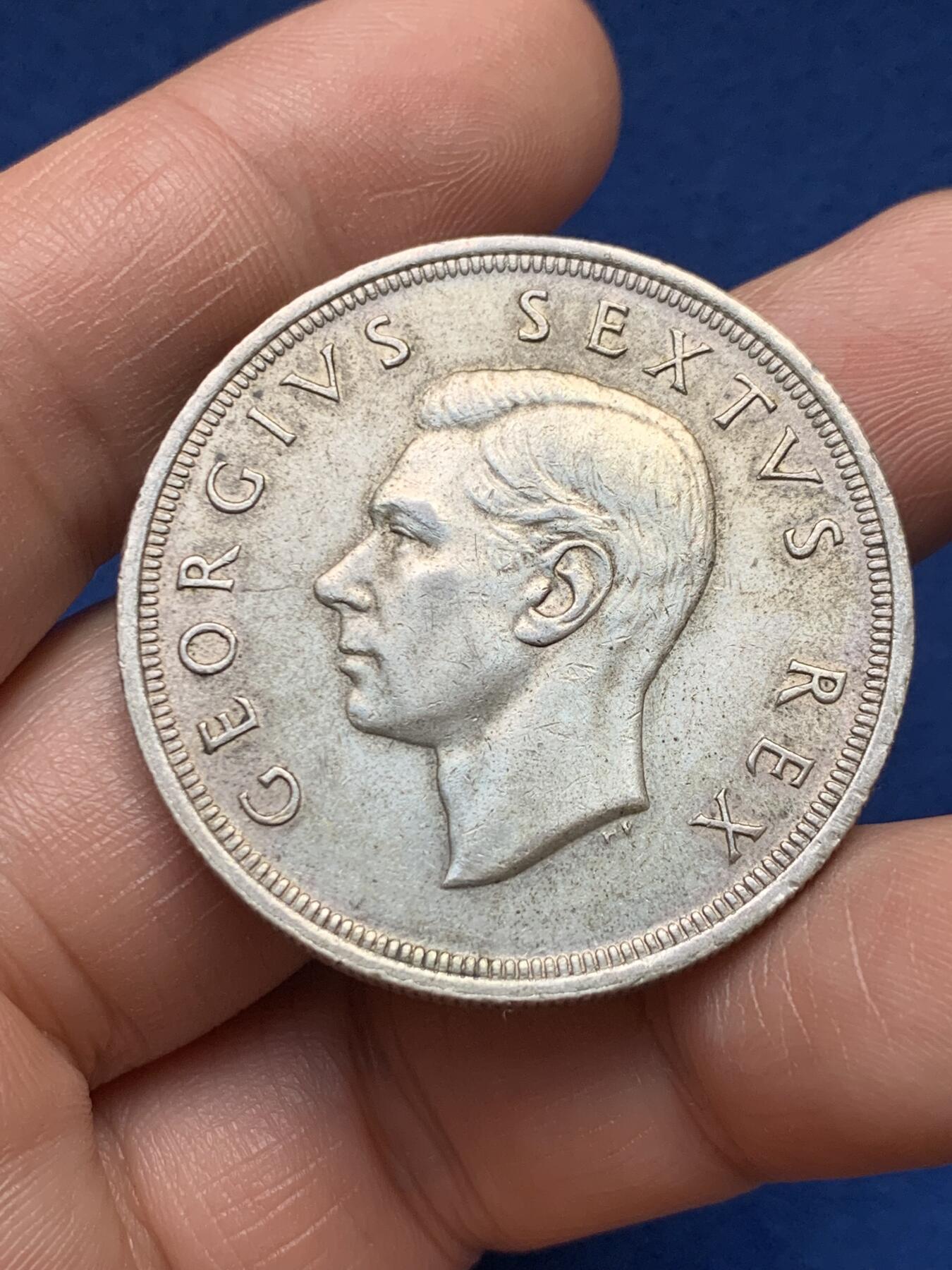 《竞宝斋》第478场 周日，周一 2场连拍 （全场包邮）欢迎送拍 英属南非1952年5先令纪念大银币 品相带一点底光