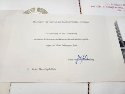 南水社第5次拍卖  民主德国DDR铜级祖国功勋勋章集体授予成员资格证书（罗夫.施密特）1978年+邀请函+纪念卡 国务委员会礼宾部拍摄的部长委员会主席陆军大将 维利.斯多夫亲自授勋仪式照片 授予 苏尔国营道路基建联合企业德勒尔突击队  