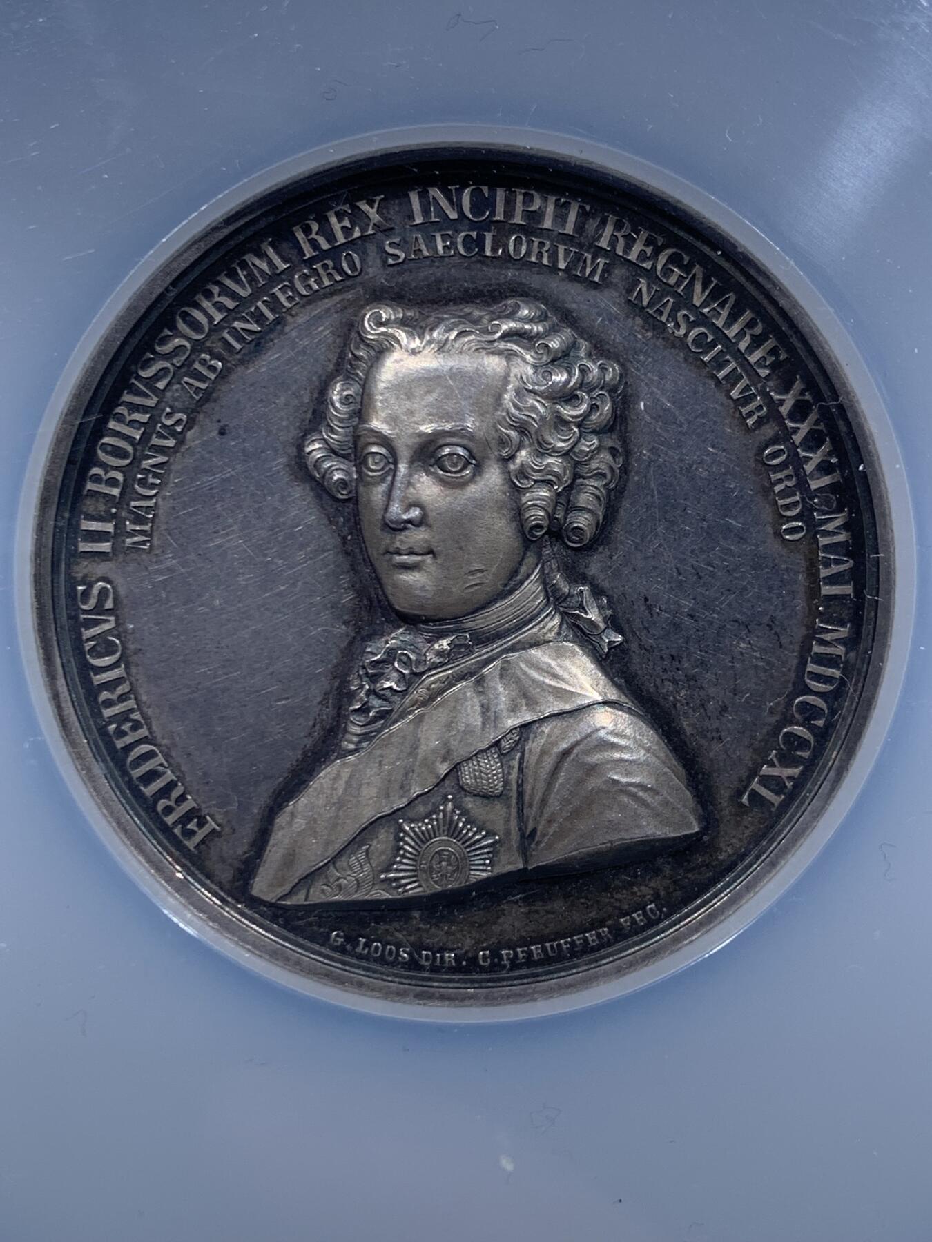 《竞宝斋》第478场 周日，周一 2场连拍 （全场包邮）欢迎送拍 NGC MS61 德国1840年普鲁士腓特烈二世（腓特烈大帝)登基百年纪念银章。loos名家著作。50mm 46.7g巨大规格。银章是赠送给王公贵族所用，非铜质可比。加厚加大盒，带外保护盒。