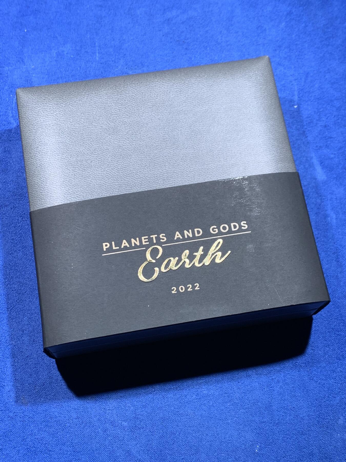 《竞宝斋》第478场 周日，周一 2场连拍 （全场包邮）欢迎送拍 喀麦隆2022年2000法郎高浮雕彩色仿古银币 行星和神系列-地球和盖亚（大地之神和众神之母） 2盎司999银 发行量500枚 盒证全