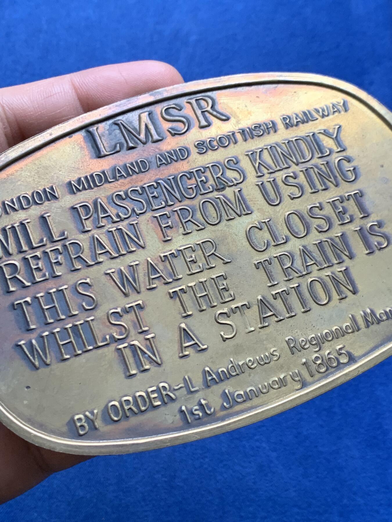 《竞宝斋》第478场 周日，周一 2场连拍 （全场包邮）欢迎送拍 英国 伦敦米德兰苏格兰铁路公司  蒸汽机车告示铜铭牌一枚，体积大压印清晰出色 25克，76.5*109mm。