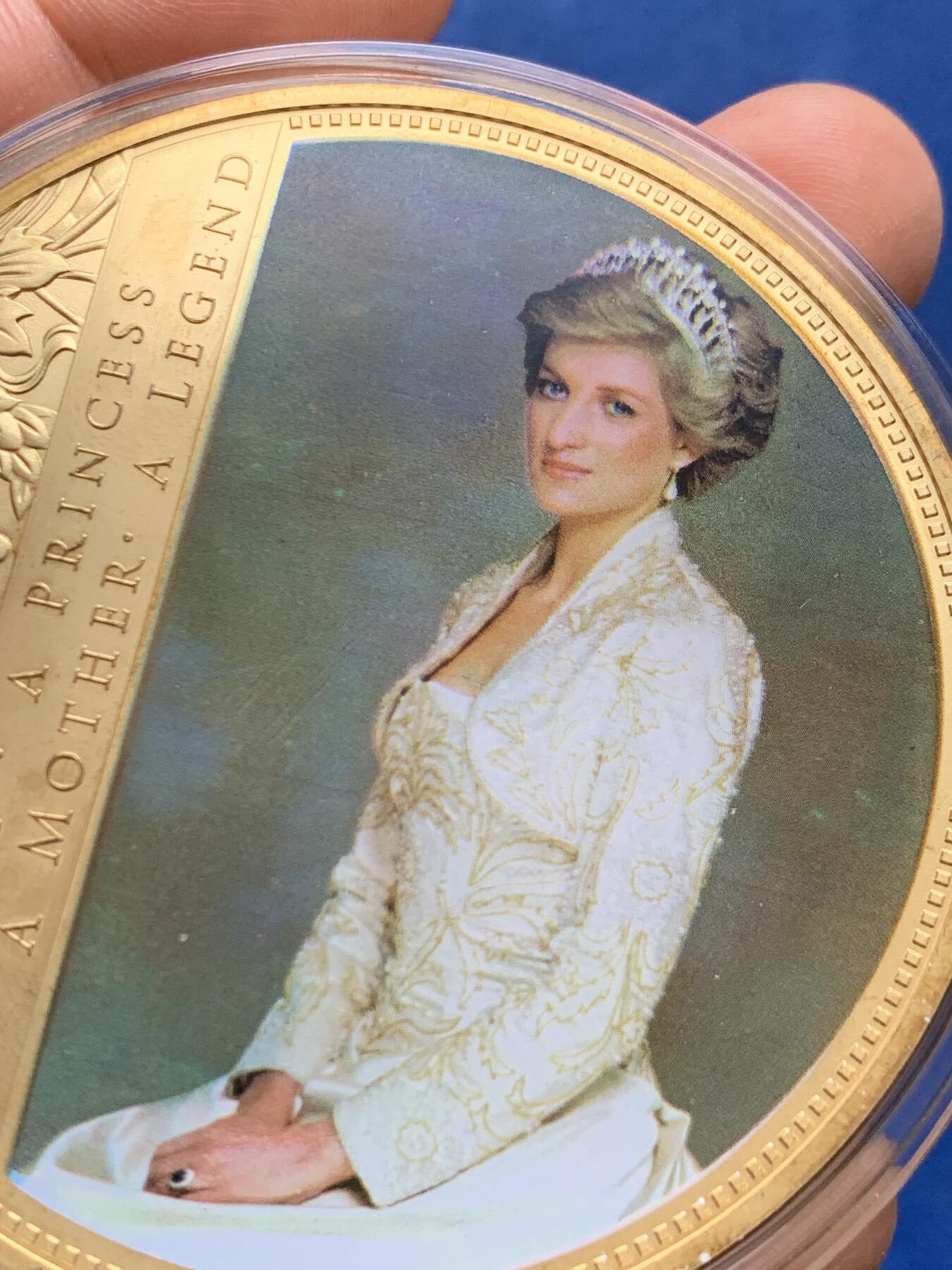 《竞宝斋》第478场 周日，周一 2场连拍 （全场包邮）欢迎送拍 英国戴安娜王妃纪念章 铜质镀24k金，带彩色及施华洛世奇水晶。 118.4克，69.2mm，发行量限定：9999枚