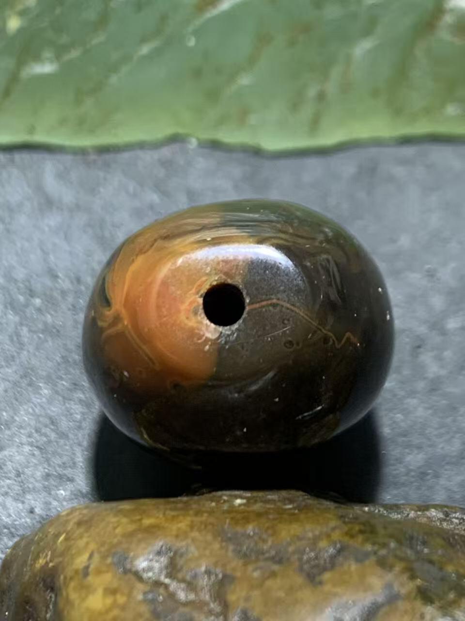 精美经典红黑配色战国红玛瑙随形勒子一颗！