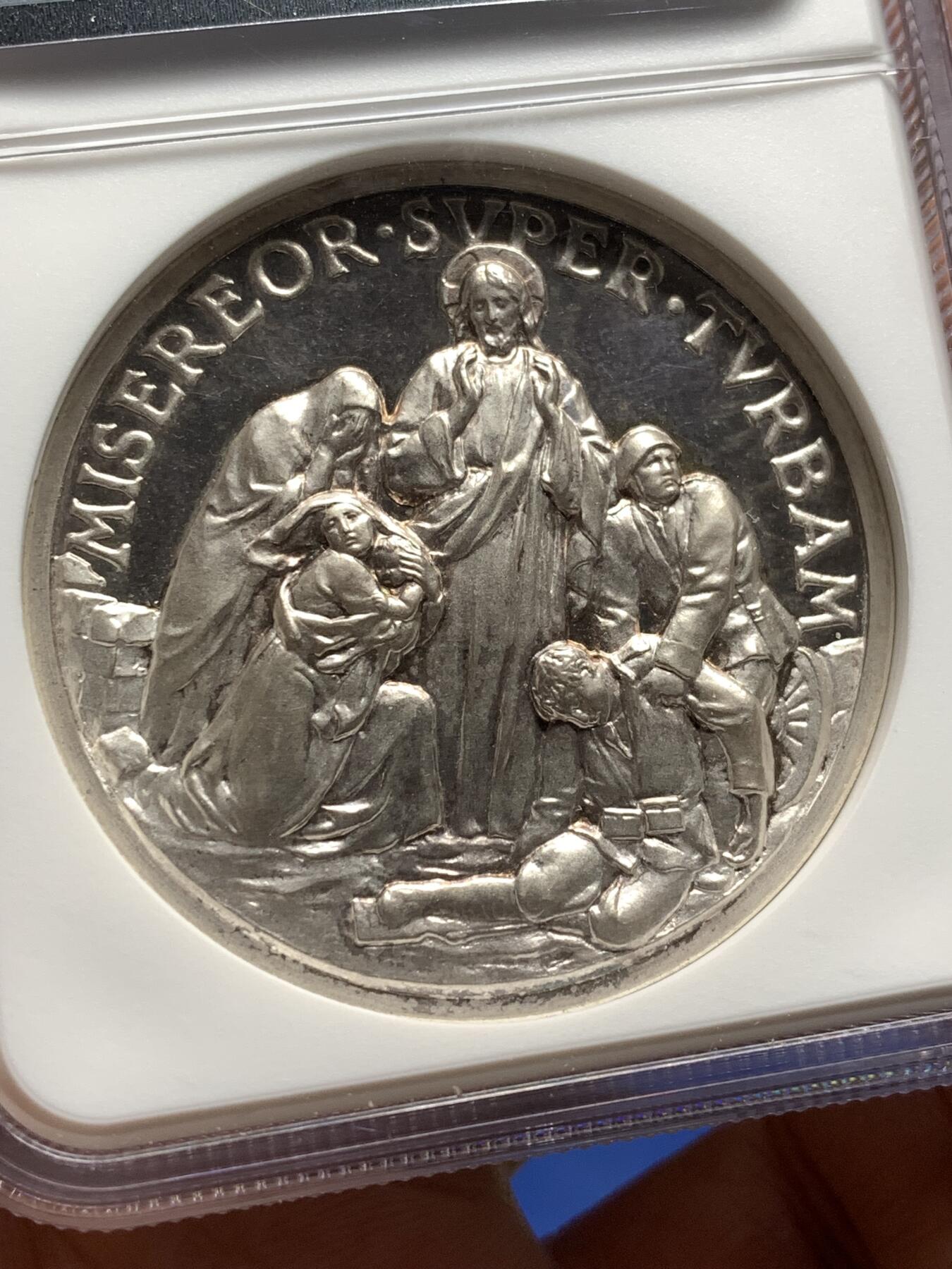 《竞宝斋》第478场 周日，周一 2场连拍 （全场包邮）欢迎送拍 NGC MS64 梵蒂冈1942年庇护十二世大银章，加厚盒。该章是二战时期梵蒂冈重要的和平主义主题银章，是和平呼吁的实物载体，梵蒂冈章牌经典编号Rinaldi-135.由意大利著名章牌雕刻师Alessandro Mistruzzi设计制造。主图案基督向战乱中的民众施以怜悯的场景，铭文“我为民众怜悯”出自《圣经.马可福音》，极具价值及历史意义。加厚盒装