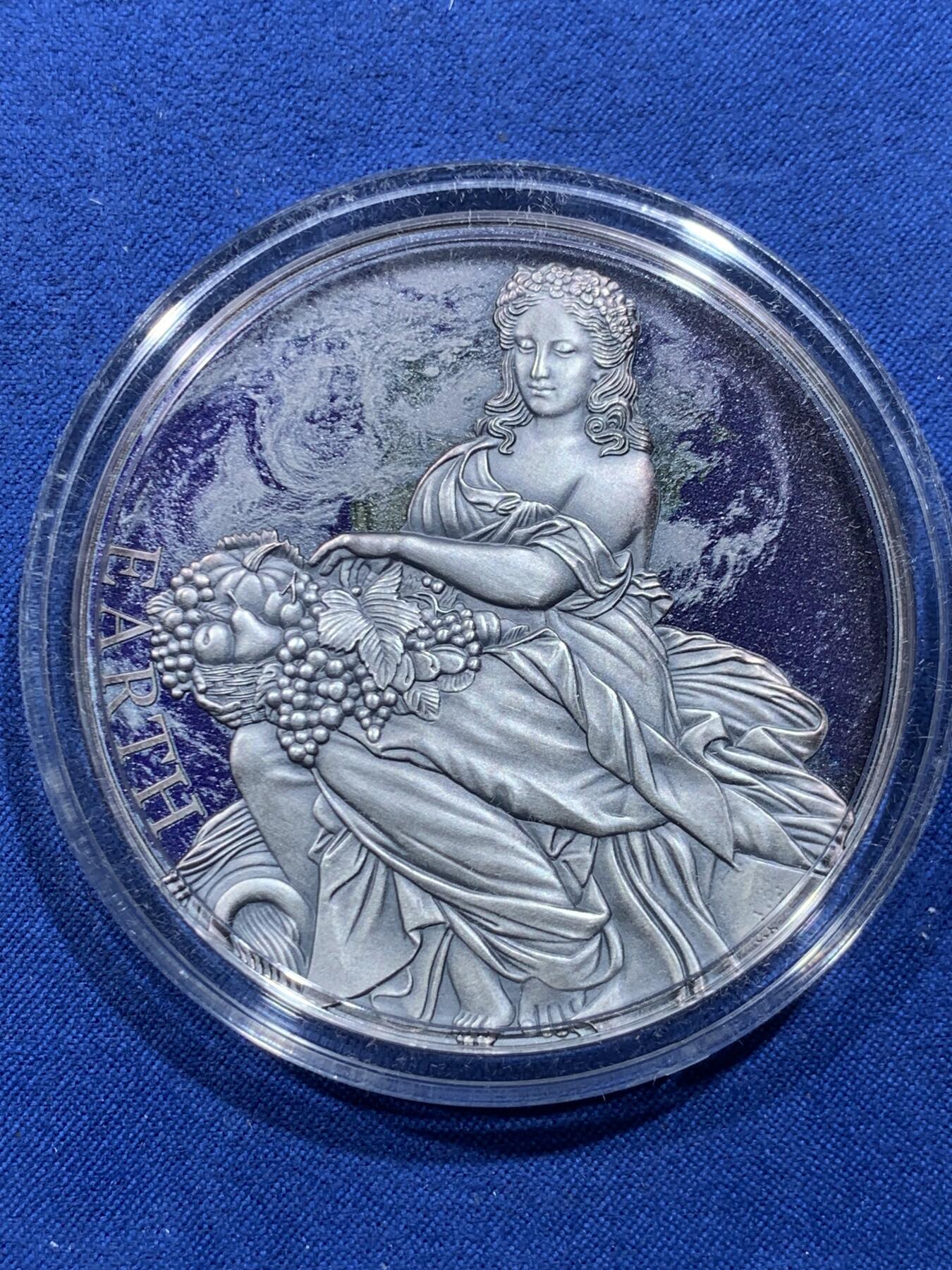 《竞宝斋》第478场 周日，周一 2场连拍 （全场包邮）欢迎送拍 喀麦隆2022年2000法郎高浮雕彩色仿古银币 行星和神系列-地球和盖亚（大地之神和众神之母） 2盎司999银 发行量500枚 盒证全