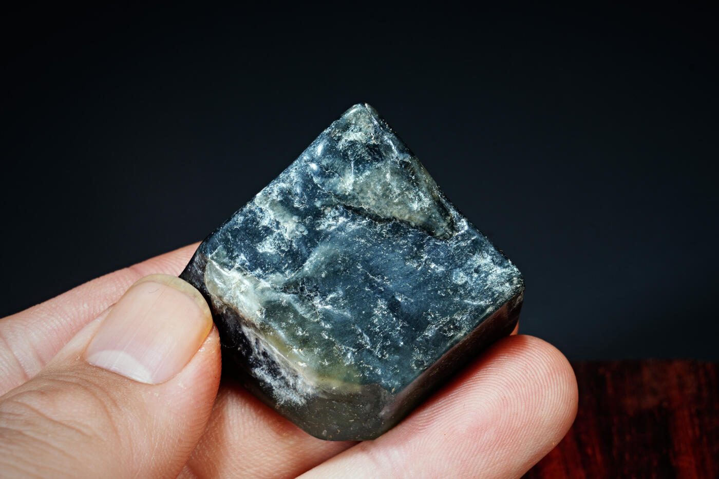 上海都达杂项专场六十八【全场包邮】 和田玉原石随型摆件连座