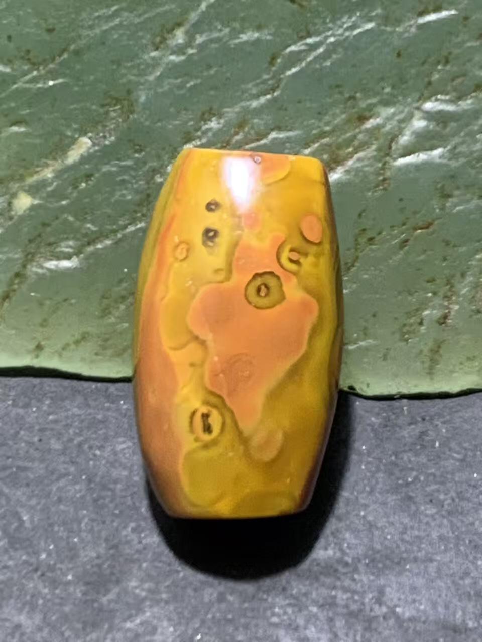 精美拉丝料战国红玛瑙随形桶珠一颗！