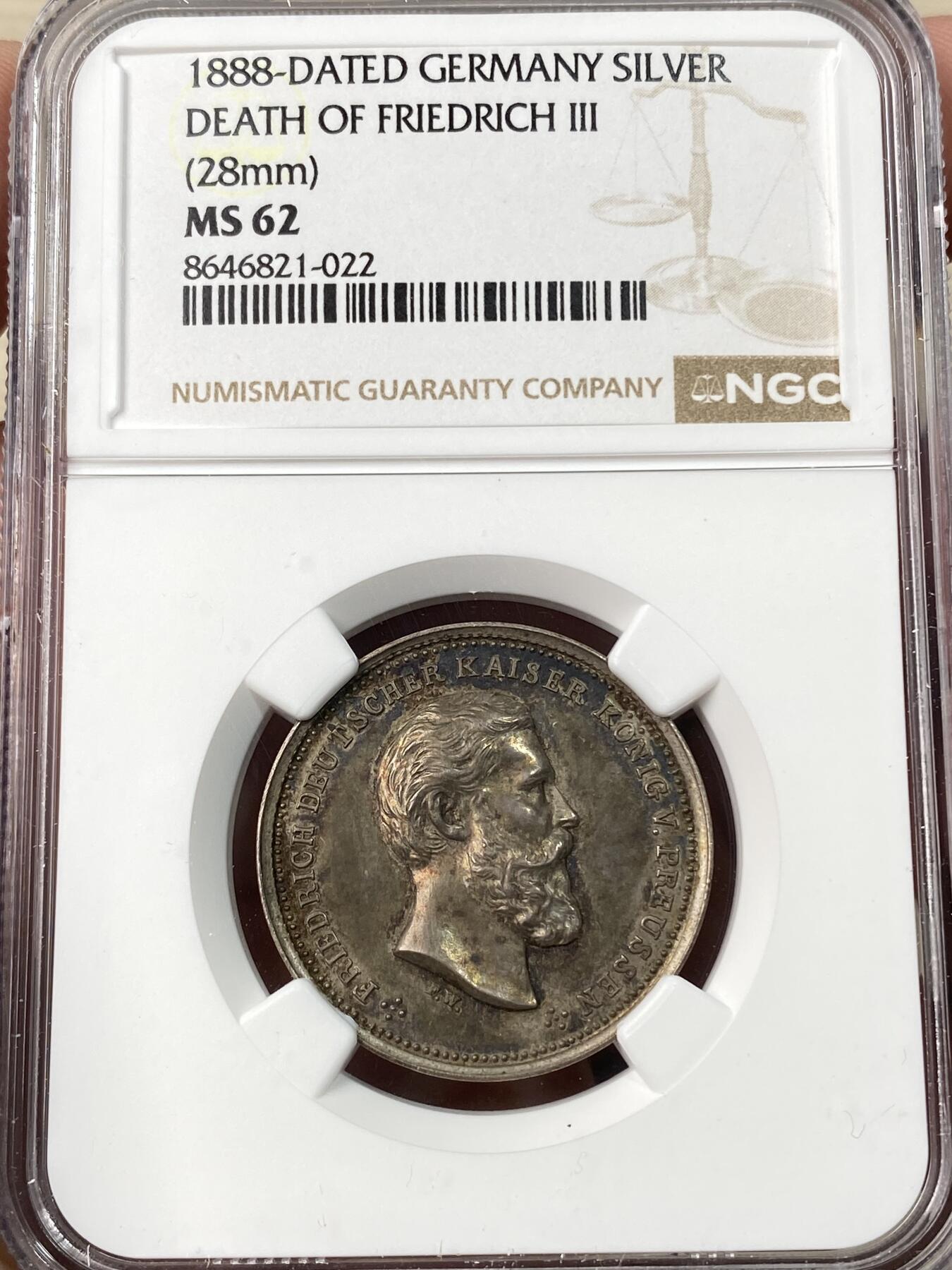 万国钱币拍卖第064期 NGC MS62 1888年德国三皇之年普鲁士腓特烈三世逝世纪念银章 来自法兰克福老收藏家 高浮雕小中见大的皇冠十字架形制
