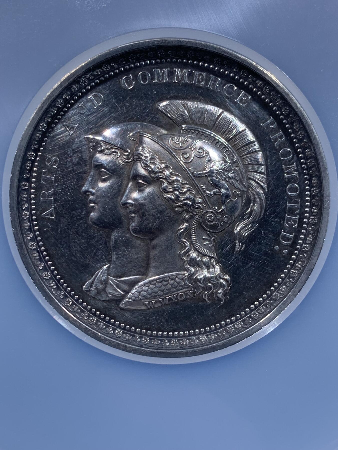 《竞宝斋》第478场 周日，周一 2场连拍 （全场包邮）欢迎送拍 NGC UNCD 名家W.Wyon作英国皇家艺术学会（成立于1753年）纪念大银章 正面为密涅瓦与墨丘利合像左侧头像  重73.2g