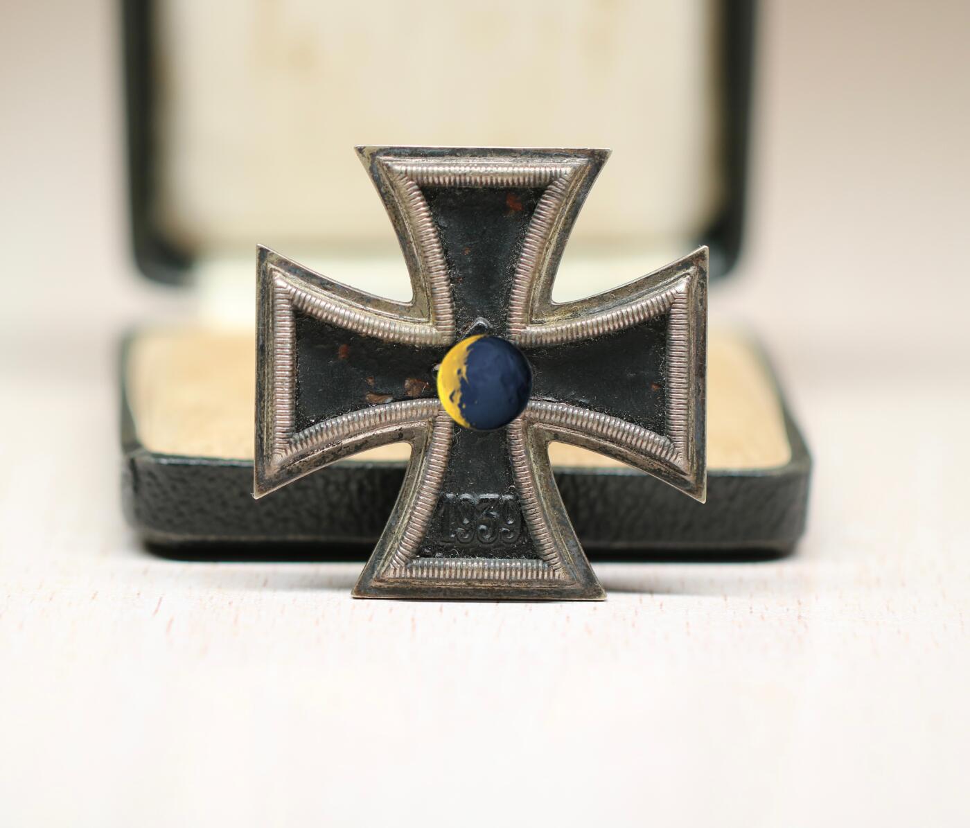 大猫徽章拍卖 第291期 珍爱和平 德三39一级铁十字 带原盒 漆面后补 部分脱落 别针无损坏厂标 6 号厂 Fritz Zimmermann