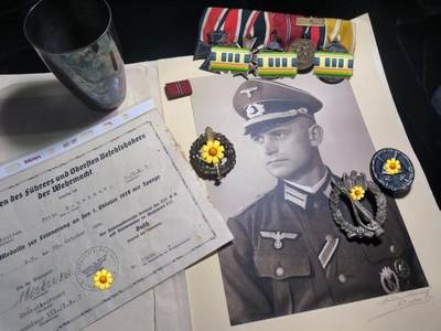 大猫徽章拍卖 第291期 - 二战德国中尉勋章、奖杯与文件 勋章，奖杯和文件均属于第 7 装甲师第 16 摩托化机枪连中尉弗里茨・沙伊纳 勋章联排包含二级铁十字勋章、二级带剑十字勋章、冻肉奖章、带布拉格城堡勋条的苏台德合并奖章、西墙奖章。此外还包含黑色战伤勋章、步兵突击勋章、SA体育勋章。 