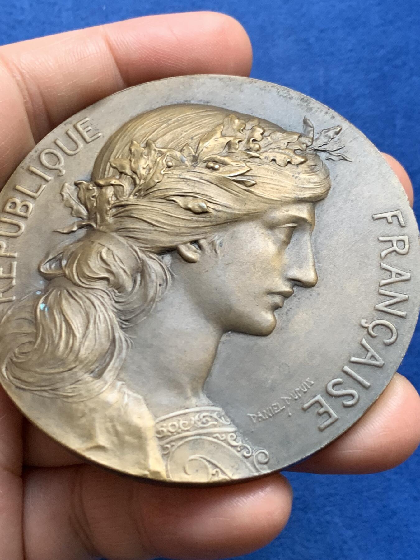 《竞宝斋》第478场 周日，周一 2场连拍 （全场包邮）欢迎送拍 法国陶瓷产品制造商联合会纪念大铜章 141.1克 68mm 丰饶角铜标 带盒