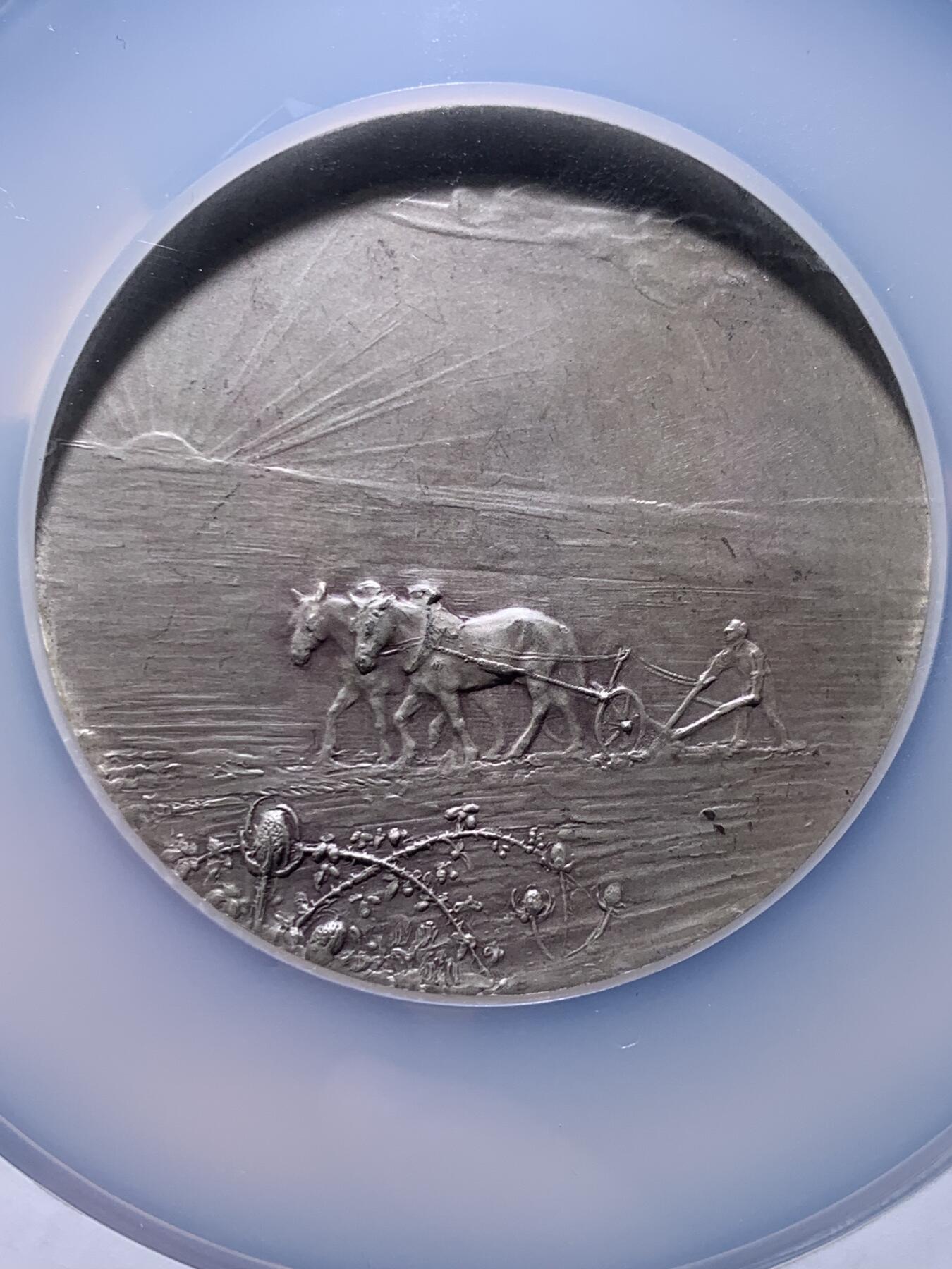 《竞宝斋》第478场 周日，周一 2场连拍 （全场包邮）欢迎送拍 NGC MS64 法国SAMF协会第26号作品《丰收》大银章，名家DAMPT Jean作。重：98.3g。正面年轻女子站立，手持镰刀，立于麦穗丛中。背面耕作场景，前景为荆棘，背景为旭日，天空有雨云。1904年分发，共分发青铜章120枚，银章91枚。边部带有法国奖章之友协会（SAMF）的蜥蜴标记及编号15 加大加厚盒