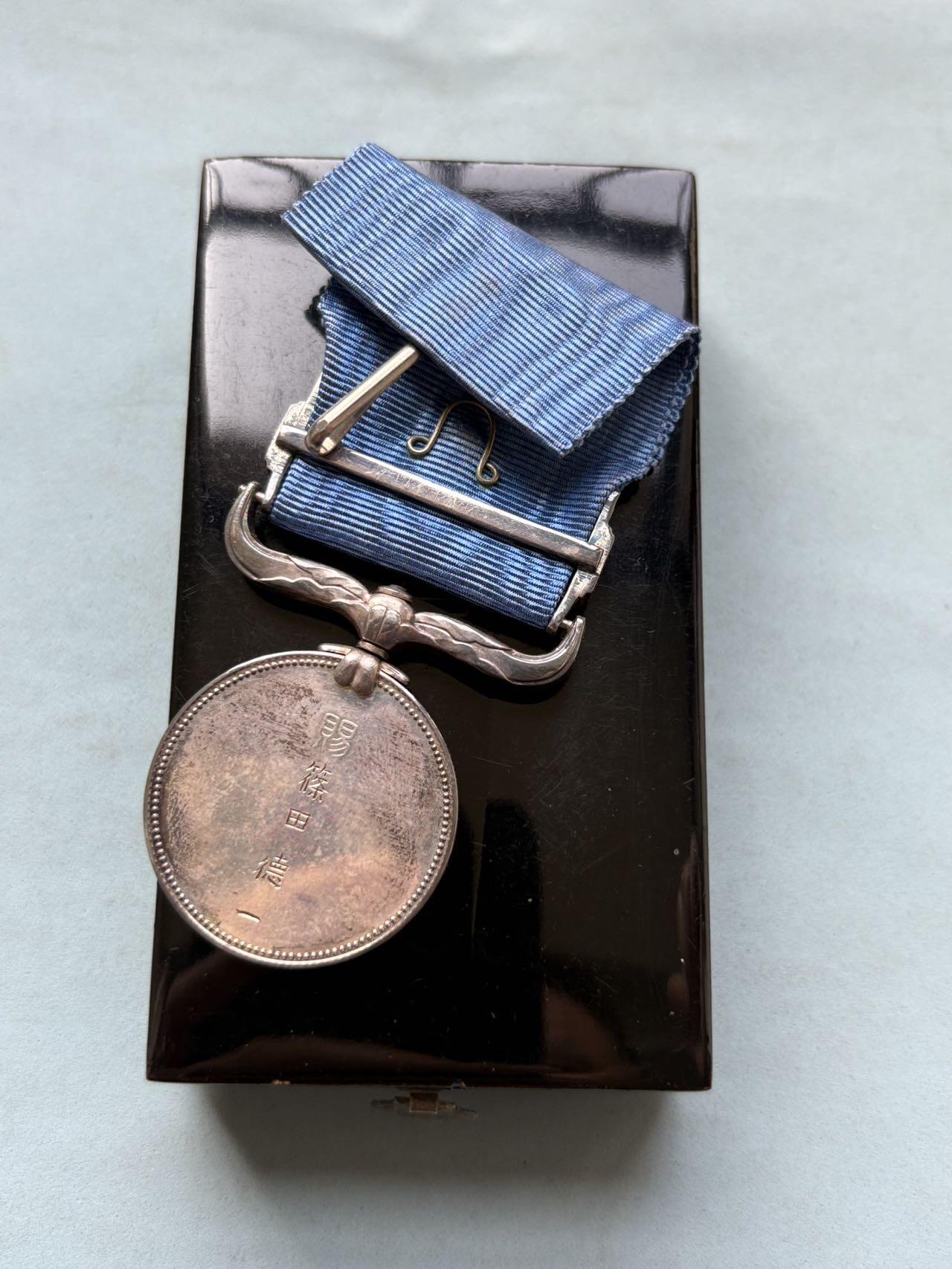 盛世勋华——号角文化勋章邮票专场拍卖第313期 日本蓝绶褒章 银制 重31克，银价550+，带原盒，1960年11月18日颁发 授予篠田德一  蓝绶褒章是日本六大国家级褒章之一，1881年（明治14年）设立，授予在科学技术发明、产业技术改良创新领域有突出贡献的杰出人才，是日本技术领域的国家级荣誉。