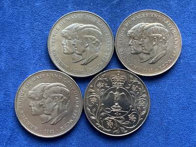 《竞宝斋》第478场 周日，周一 2场连拍 （全场包邮）欢迎送拍 - 四枚一组 1982年 英国戴安娜王妃大婚纪念克朗三枚/女王加冕克朗一枚，整体光度都非常好。