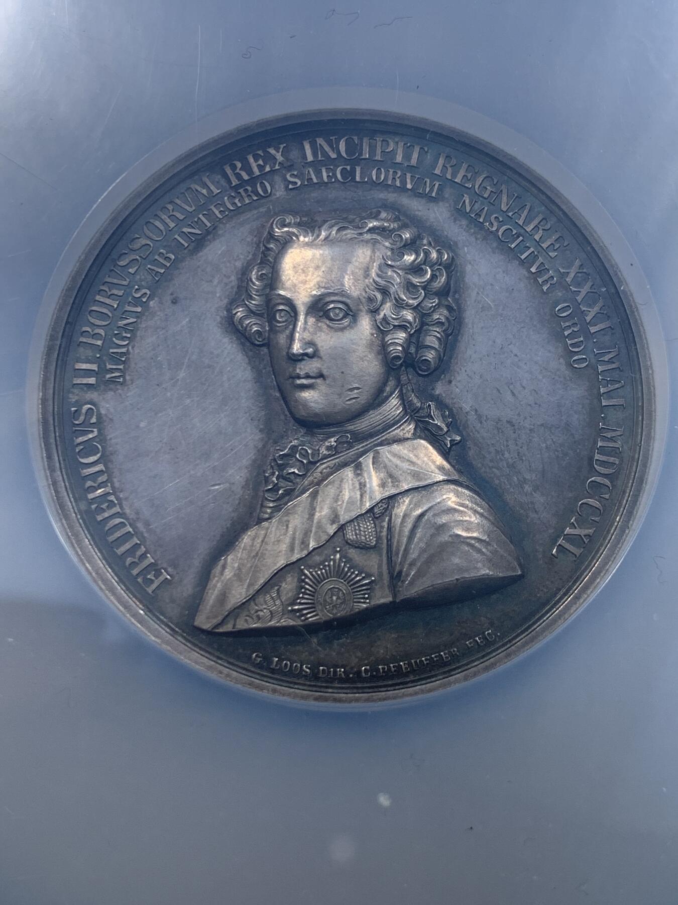 《竞宝斋》第478场 周日，周一 2场连拍 （全场包邮）欢迎送拍 NGC MS61 德国1840年普鲁士腓特烈二世（腓特烈大帝)登基百年纪念银章。loos名家著作。50mm 46.7g巨大规格。银章是赠送给王公贵族所用，非铜质可比。加厚加大盒，带外保护盒。