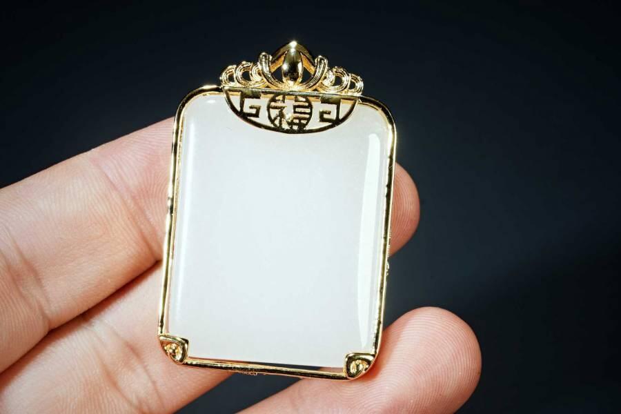 上海都达杂项专场六十八【全场包邮】 和田羊脂白玉嵌镀金平安无事牌挂件95-3