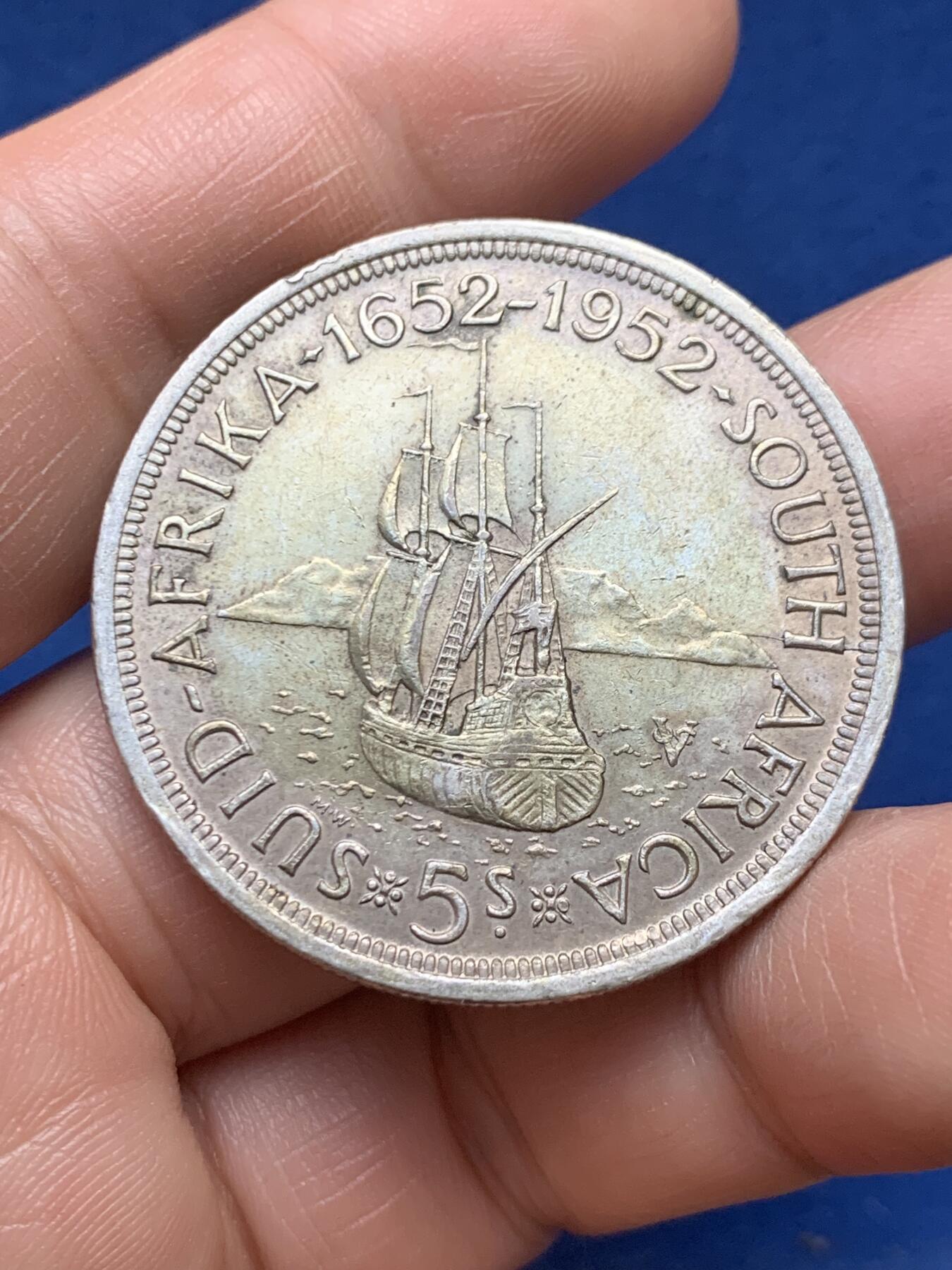 《竞宝斋》第478场 周日，周一 2场连拍 （全场包邮）欢迎送拍 英属南非1952年5先令纪念大银币 品相带一点底光