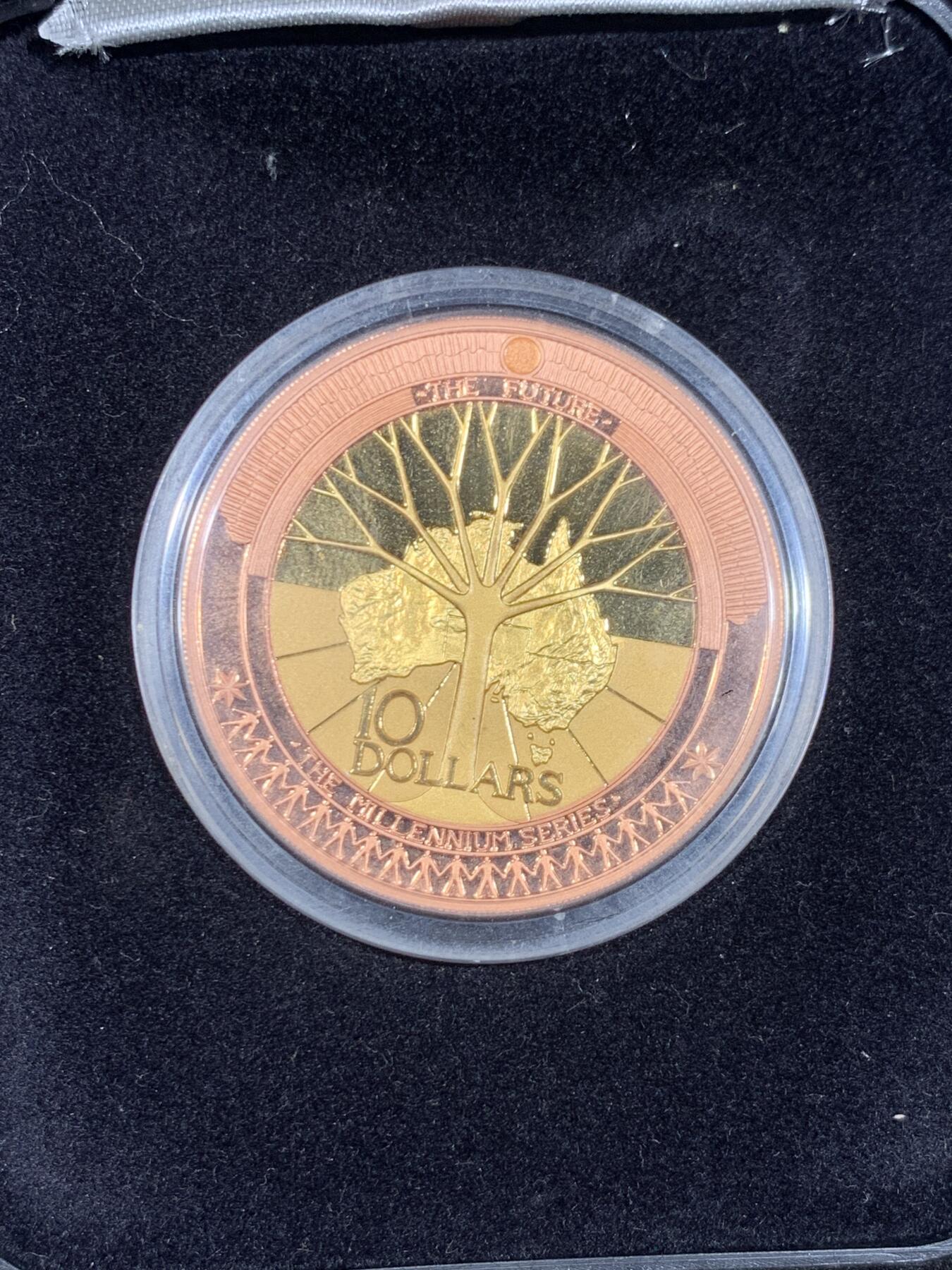 《竞宝斋》第478场 周日，周一 2场连拍 （全场包邮）欢迎送拍 澳大利亚2001年10元双金属精制银币 千禧年系列-未来 内圈999银镀24K金外圈铜 总重33.15克 发行量2万 盒证全