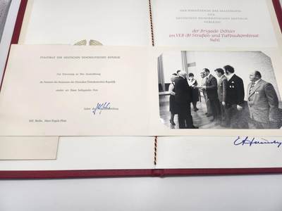 南水社第5次拍卖  民主德国DDR铜级祖国功勋勋章集体授予成员资格证书（罗夫.施密特）1978年+邀请函+纪念卡 国务委员会礼宾部拍摄的部长委员会主席陆军大将 维利.斯多夫亲自授勋仪式照片 授予 苏尔国营道路基建联合企业德勒尔突击队  