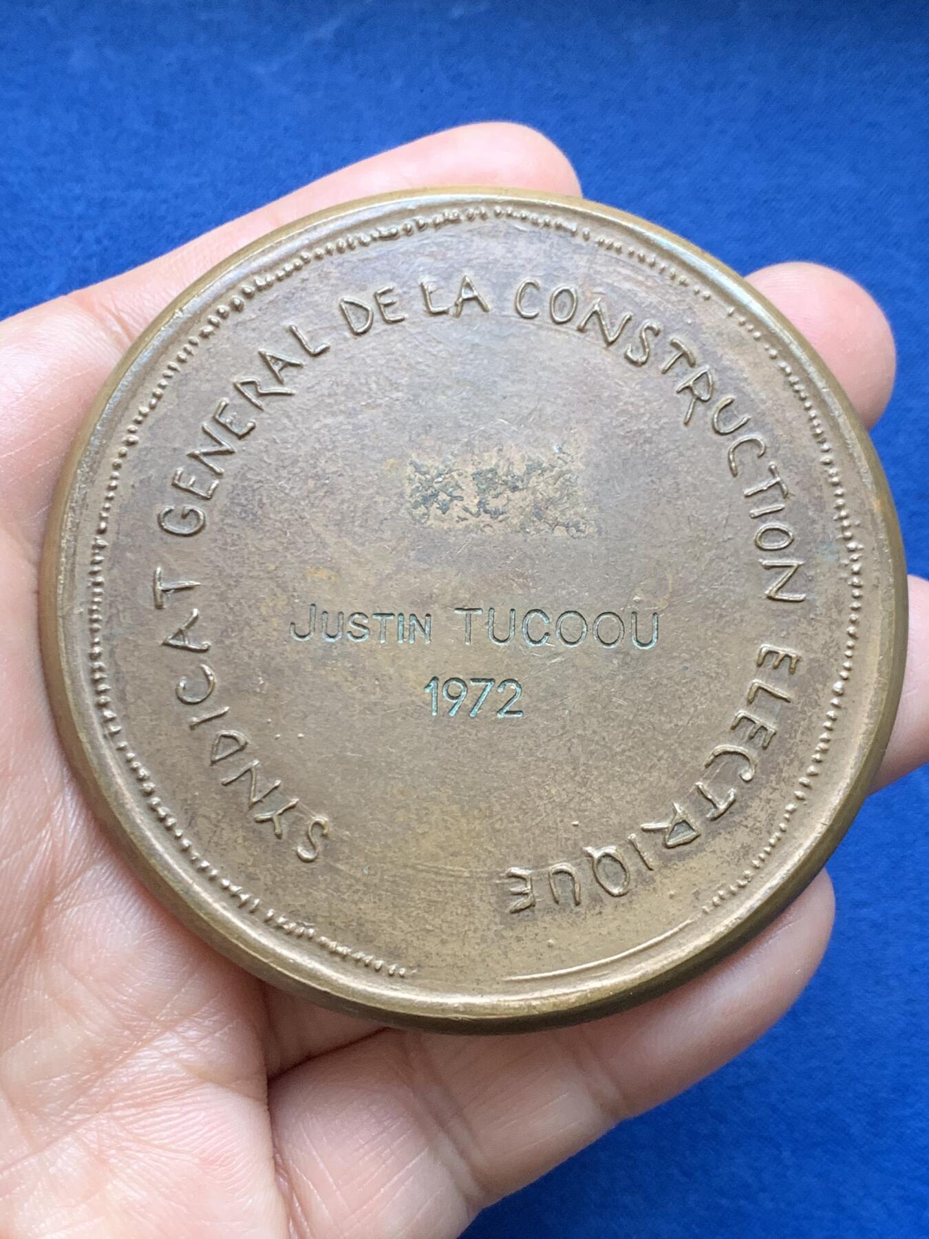 《竞宝斋》第478场 周日，周一 2场连拍 （全场包邮）欢迎送拍 法国电气建筑总工会纪念大铜章 175.9克 68.5mm