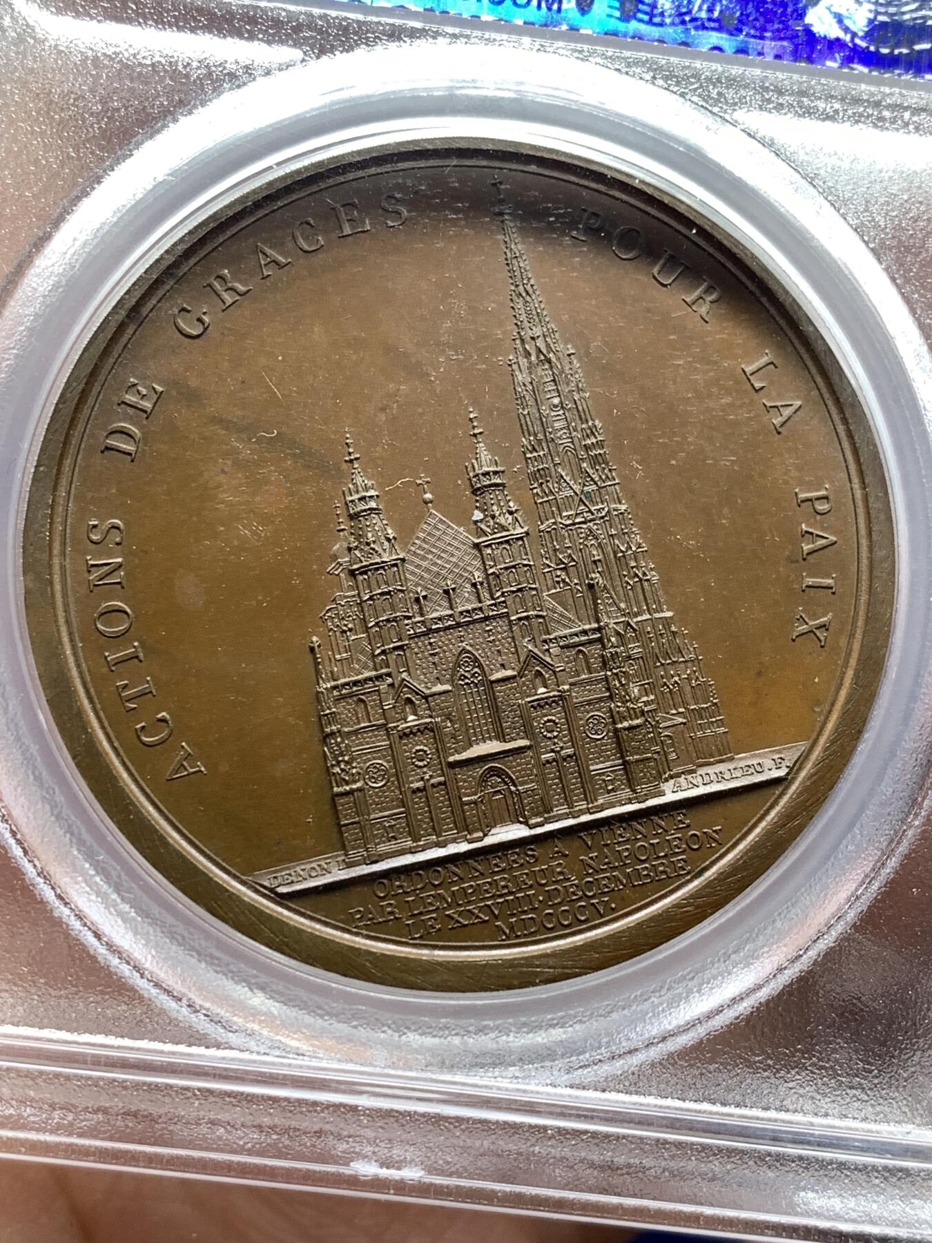《竞宝斋》第478场 周日，周一 2场连拍 （全场包邮）欢迎送拍 PCGS SP64 法国1805年拿破仑—“维也纳的圣斯蒂芬大教堂”纪念原铸大铜章，超高浮雕磨砂质感，雕刻师Denon作品， pcgs封面币之一 加厚盒状态极好，背面支撑有磕。